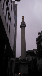Wholearsed waves to the throngs (i.e., her husband) from the Monument